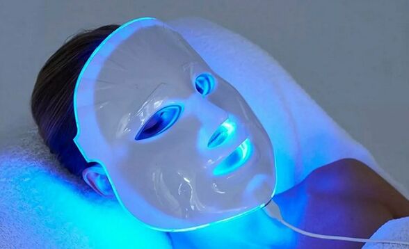 Traitement de photothérapie LED pour lutter contre les changements de la peau du visage liés à l'âge