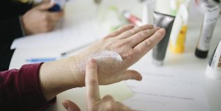 le rajeunissement de la peau des mains à la maison