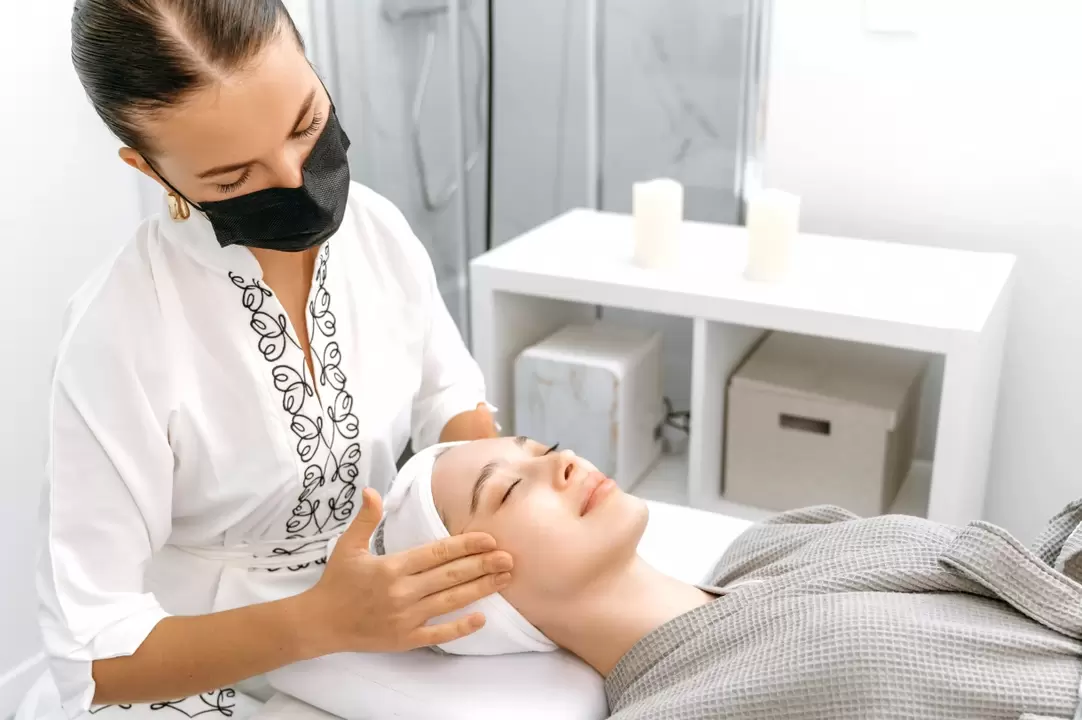 Le massage professionnel favorise le rajeunissement de la peau du visage sans injections